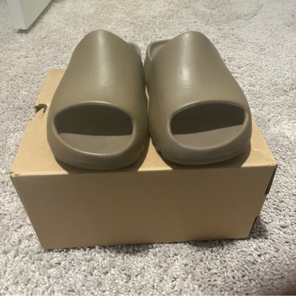 yeezy slide, earth brown color way - Picture 6 of 10